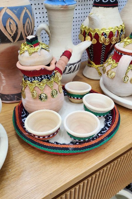 طقم دلّة فخارية مطرّزة مع أكواب وصينية تراثية